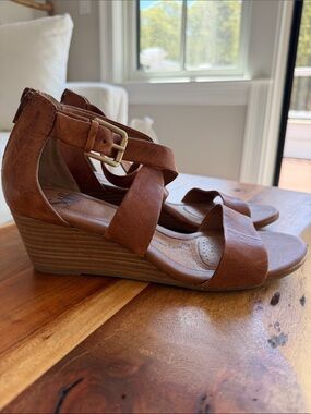 Sofft Women's Brown Wedge Sandals - Strappy Buckle Comfort